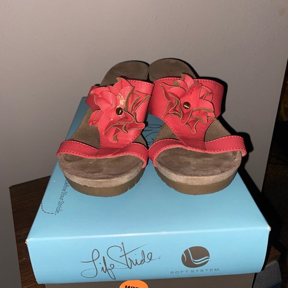 Life Stride Shoes - Life Stride Notice Nala Soft System Flower Accent 2.5" Wedge Sandals. Size 8W